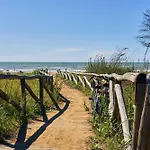 דירה Find Peace Near The Sea In Our Welcoming Flat ביביונה
